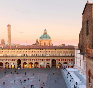 Ceļojums valsts svētkos uz Boloņu Itālijā